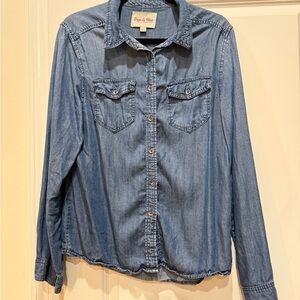 Design by Olivia Chambray Button Down Shirt Size Large